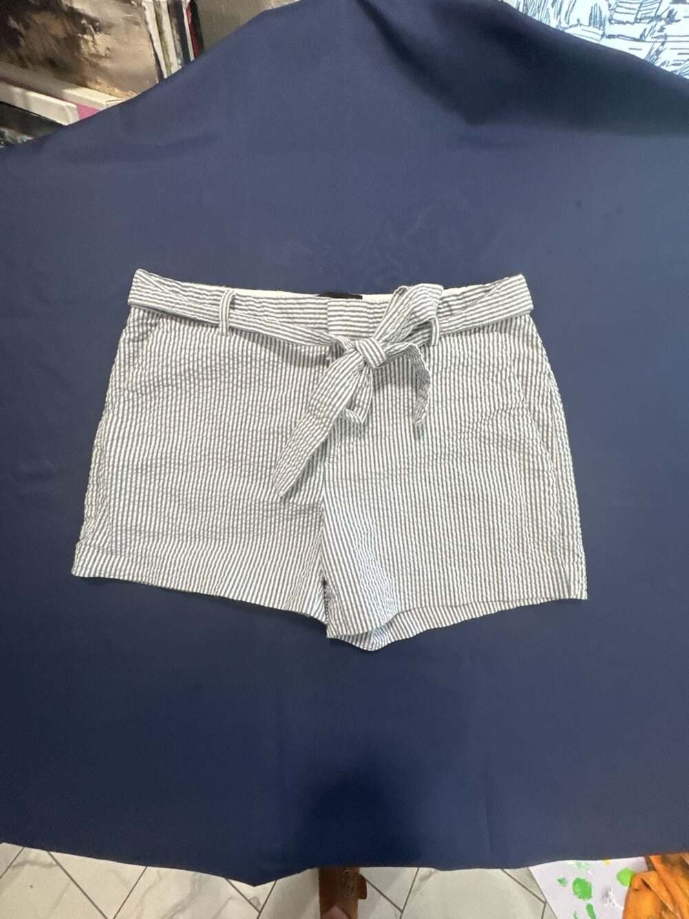 Banana Republic Shorts Women's 10 Gray White Stripes Textured Belted Seersucker